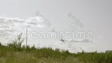 一架白色的<strong>大飞机</strong>从铺着青草的机场起飞